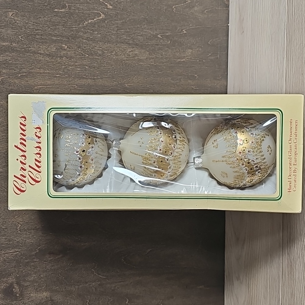 Vintage Christmas Classics Set Of 3 Glass Lrg Round‎ White Ornaments